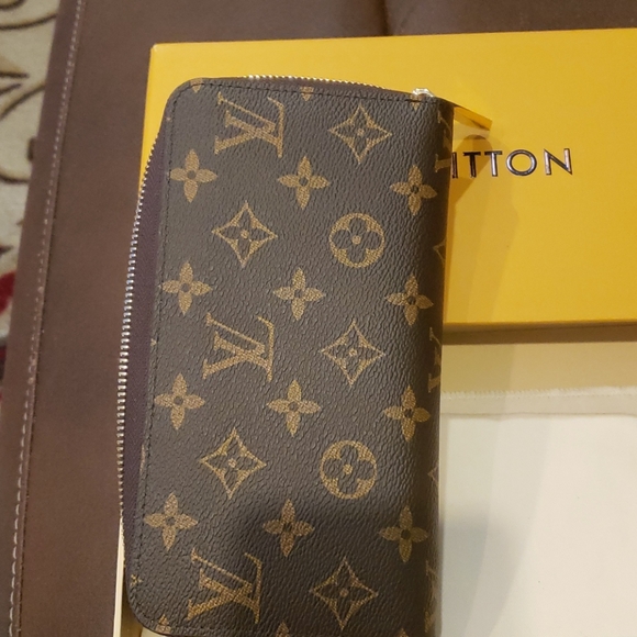 LV Momogram - Picture 4 of 4